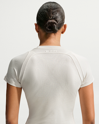 NIKE公式】NikeSKIMS Airy ウィメンズ ベビー Tシャツ.オンライン